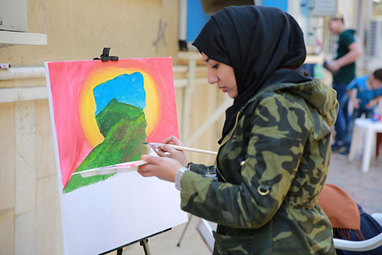 وطن المقاومة مرسم فني أضاء باللون عيد التحرير في برج البراجنة 