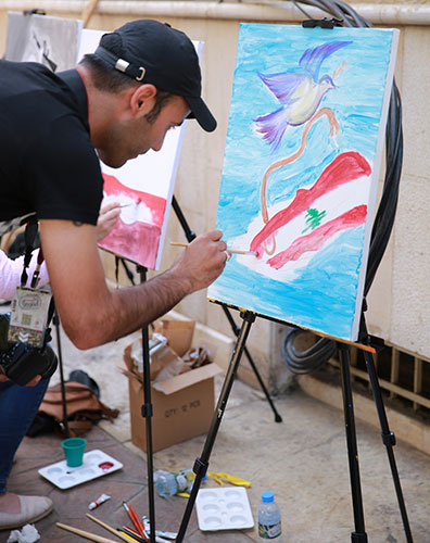 وطن المقاومة مرسم فني أضاء باللون عيد التحرير في برج البراجنة 