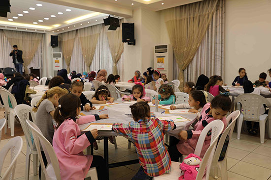 مرسم وطن المقاومة الخامس الفن كما الحب لا يعرف عمراً