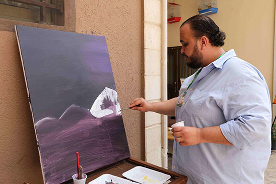 مرسم وطن المقاومة الخامس الفن كما الحب لا يعرف عمراً