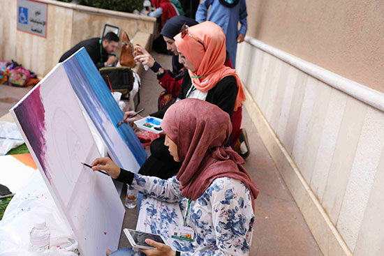 مرسم وطن المقاومة الخامس الفن كما الحب لا يعرف عمراً