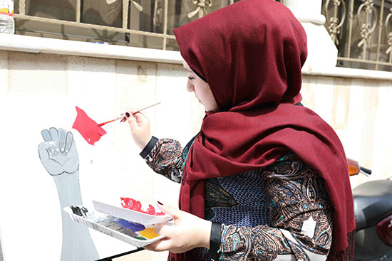 مرسم وطن المقاومة الخامس الفن كما الحب لا يعرف عمراً
