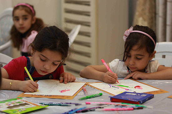 مرسم وطن المقاومة الخامس الفن كما الحب لا يعرف عمراً