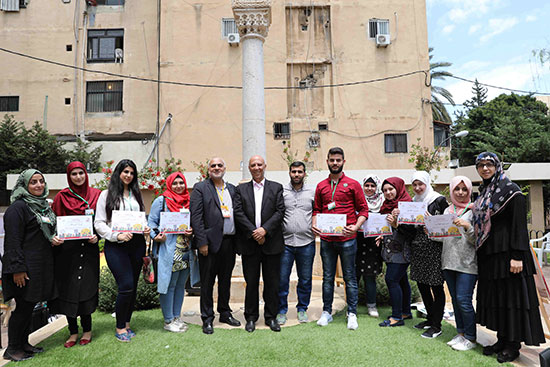 مرسم وطن المقاومة الخامس الفن كما الحب لا يعرف عمراً