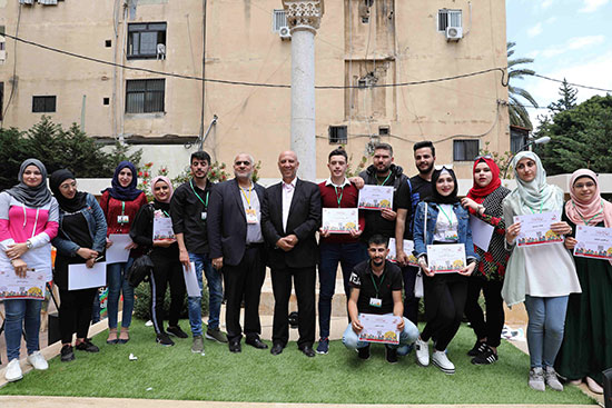 مرسم وطن المقاومة الخامس الفن كما الحب لا يعرف عمراً